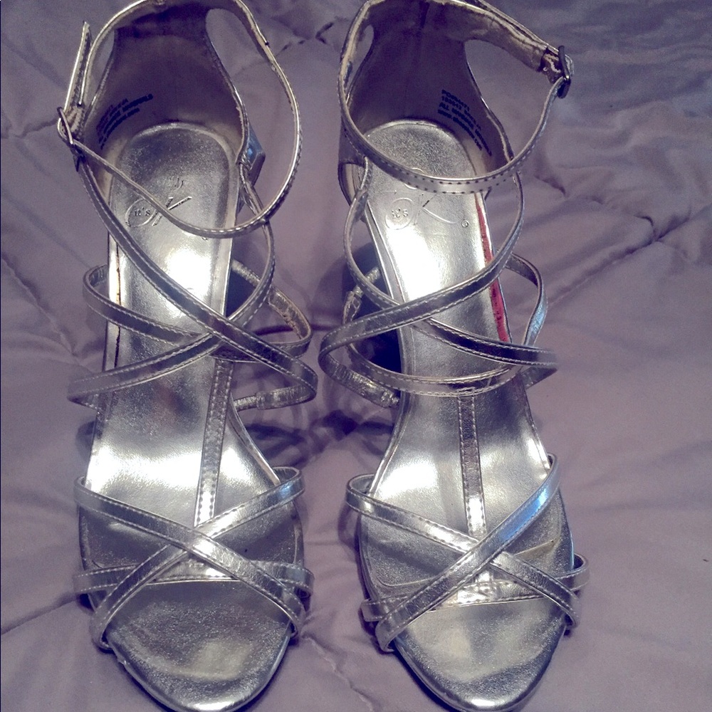 Shoe show women’s Sz 7 1/2 strappy silver shoe